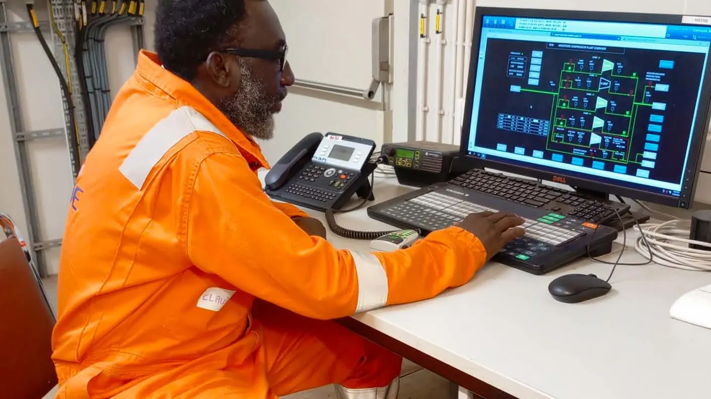 Technicien MK Services en salle de contrôle