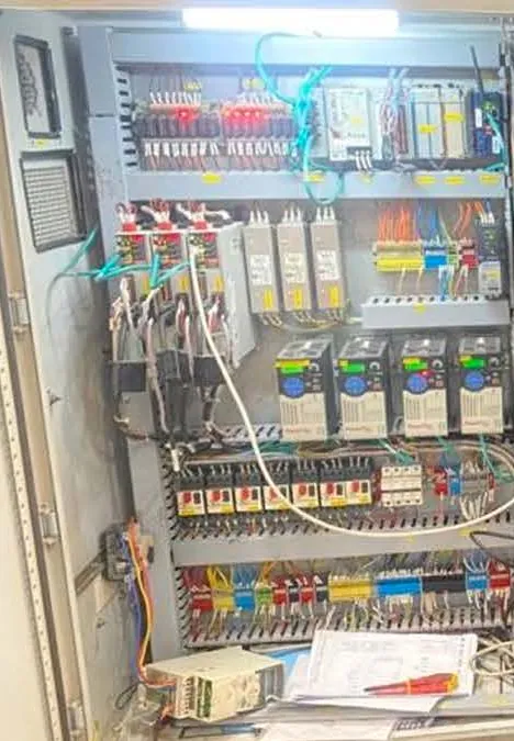 Armoire de contrôle-commande avec automates