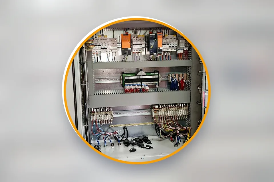 Armoire de contrôle-commande avec alimentations 24 V et borniers