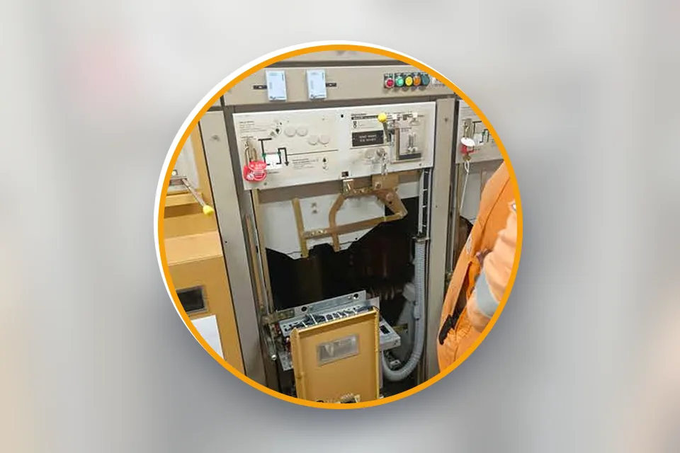 Cellule HTA 20 kV ouverte pendant sa remise en service sur le site AVO7