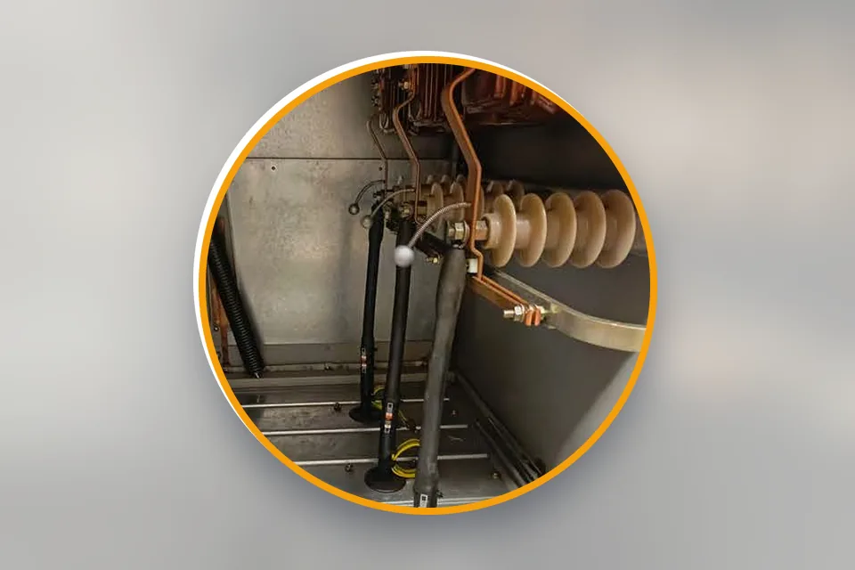 Raccordement des câbles haute tension dans une cellule 20 kV